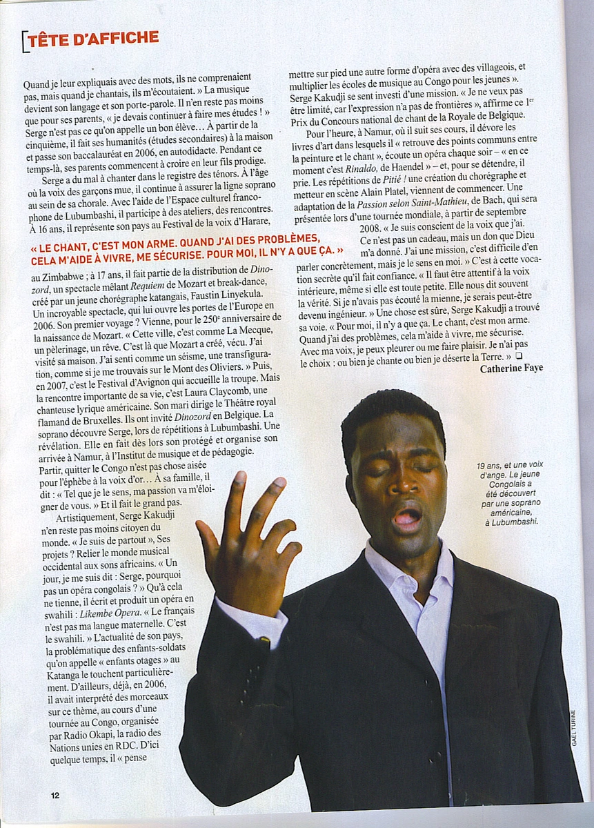 Page de magazine présentant un portrait de Serge Kakudji