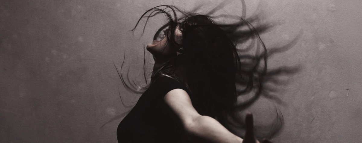 Interprète en mouvement dans une scène d’Antigone
