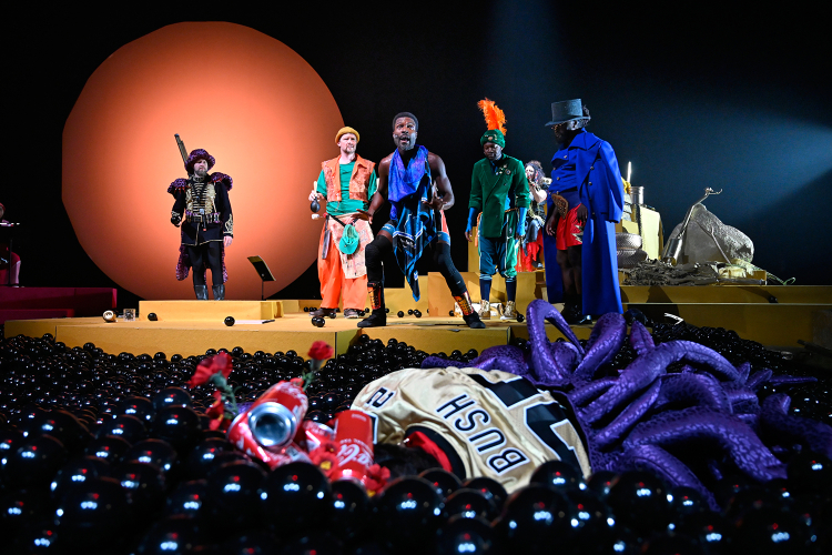 Interprètes en scène dans le spectacle SUNVILLE à la Deutsche Oper Berlin